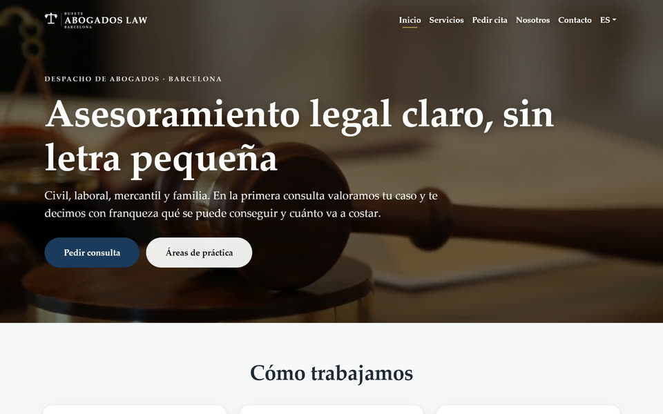 El web del despatx de la demo, fet amb el constructor web: la cita que s'hi demana cau a l'agenda de l'advocat.